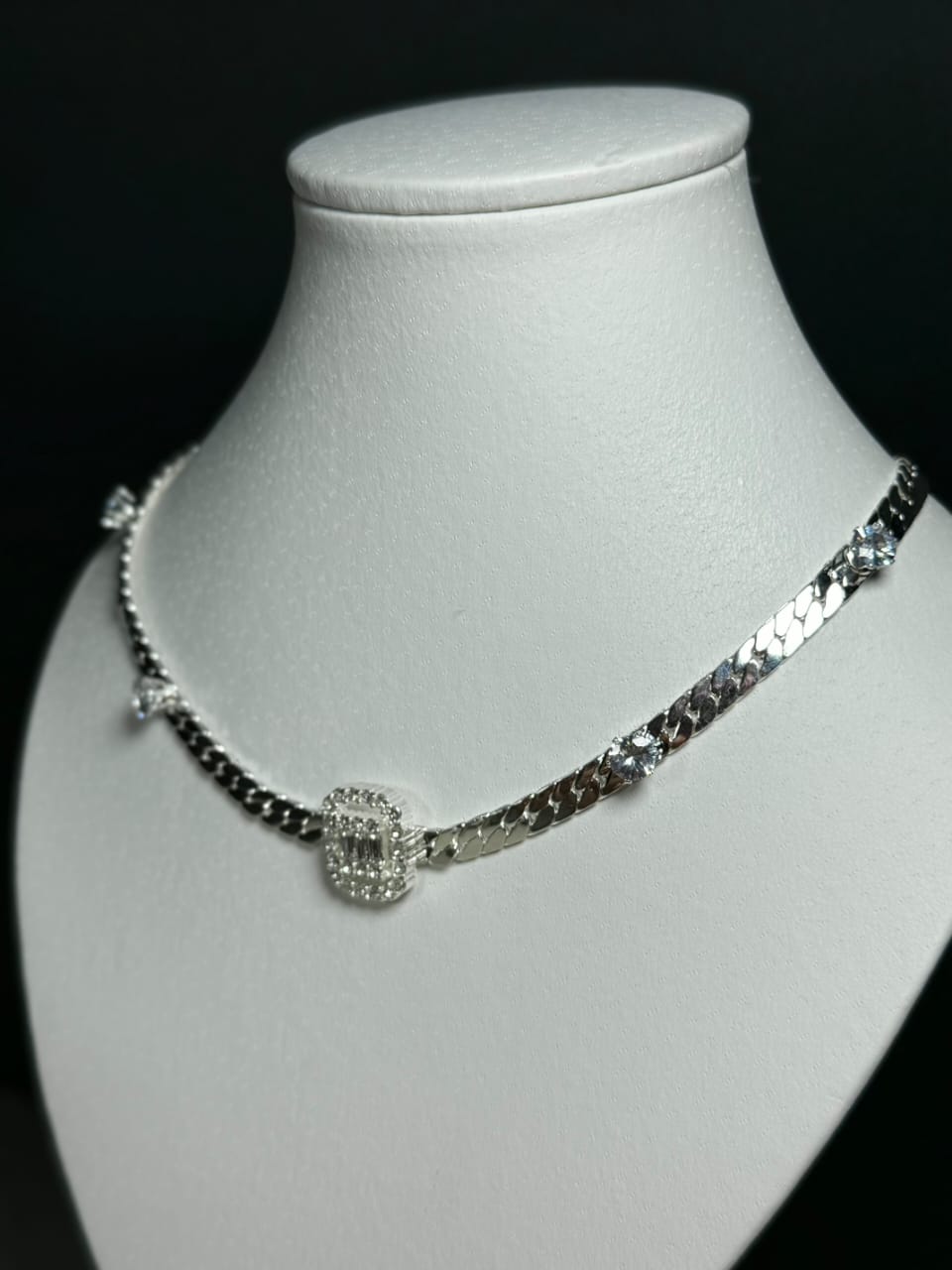 Gragantilla, con piedras. femenina