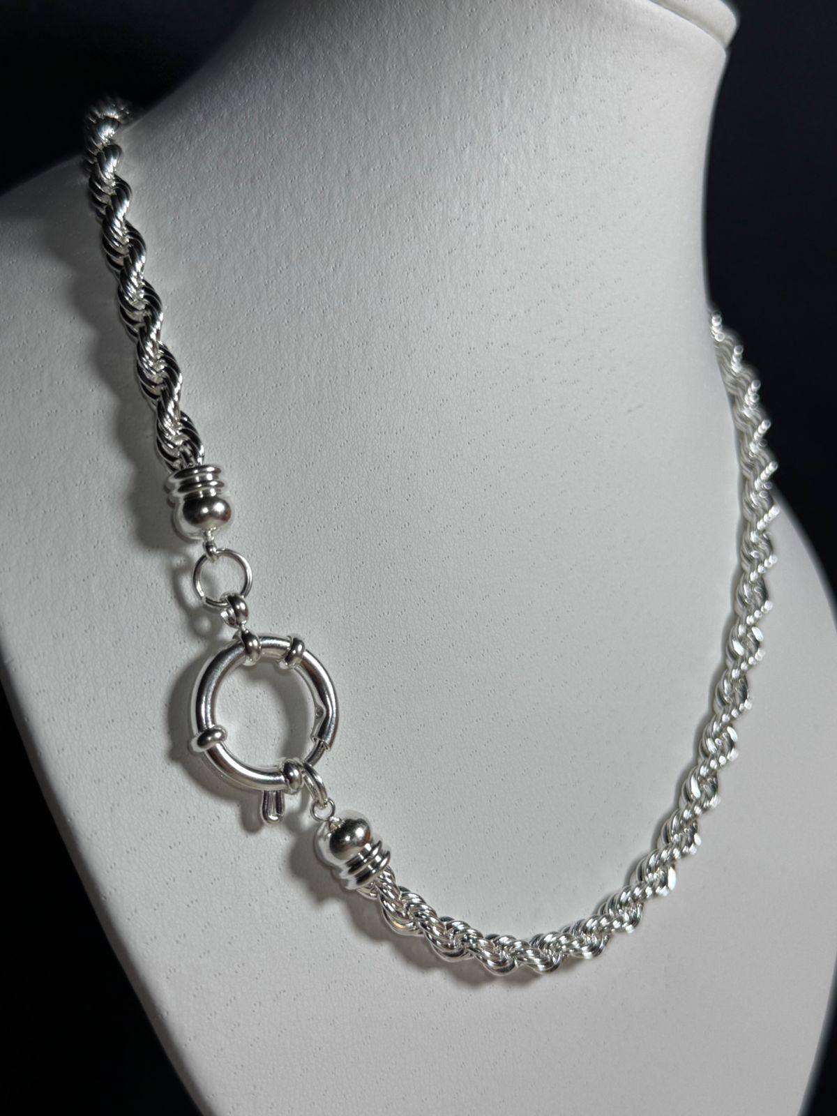 cadena Torzada, Hombre